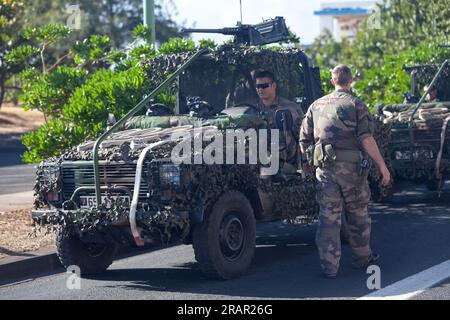 Saint Denis, Reunion - 14 2016. Juli: Zwei französische Soldaten mit ihrem Jeep warten auf den Beginn der Parade des Bastille Day. Stockfoto