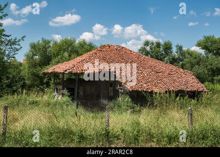 Alte Bauernscheune im Sommer Stockfoto
