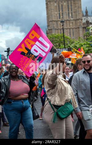London, Großbritannien. 5. Juli 2023. Die Lehrer marschieren am Streiktag an den Parlamentsgebäuden vorbei. Kredit: JOHNNY ARMSTEAD/Alamy Live News Stockfoto