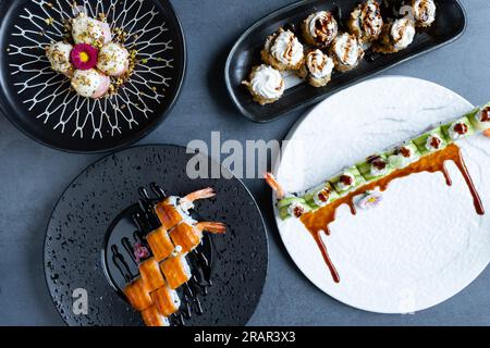 Sushi-Restaurant, Blick von oben auf eine Mischung japanischer Gerichte. Stockfoto