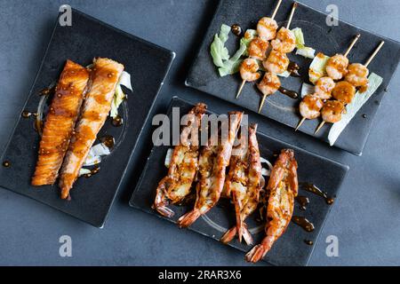 Sushi-Restaurant, Blick von oben auf eine Mischung aus gegrillten japanischen Gerichten. Stockfoto