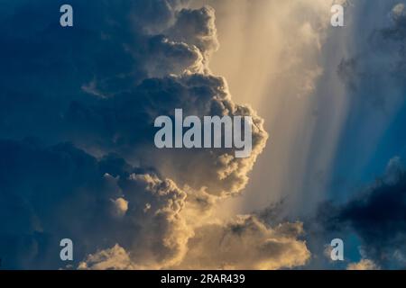 Dramatische Wolkenbildung in der goldenen Stunde Stockfoto