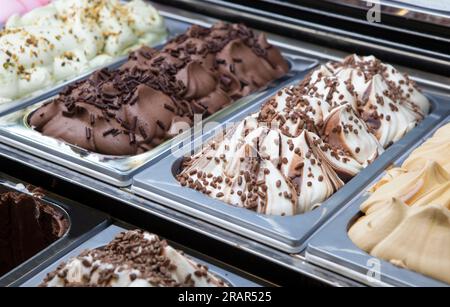 Display-Theke mit verschiedenen Eissorten. Selektiver Fokus Stockfoto