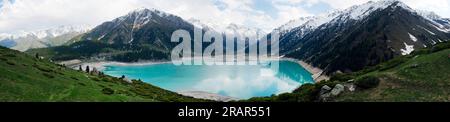 Panoramablick auf den spektakulären Big Almaty See, die Tien Shan Berge in Almaty, Kasachstan, Asien im Sommer Stockfoto