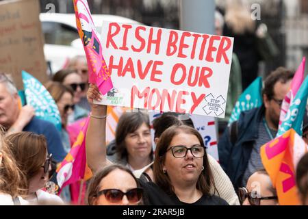 London, Großbritannien. 5. Juli 2023. Streikende Lehrer der Nationalen Bildungsunion (NEU) marschieren durch das Zentrum Londons und fordern höhere Löhne und Gehälter als die Inflation und eine bessere Finanzierung der Schulen. Kredit: Ron Fassbender/Alamy Live News Stockfoto