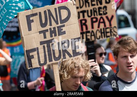 London, Großbritannien. 5. Juli 2023. Streikende Lehrer der Nationalen Bildungsunion (NEU) marschieren durch das Zentrum Londons und fordern höhere Löhne und Gehälter als die Inflation und eine bessere Finanzierung der Schulen. Kredit: Ron Fassbender/Alamy Live News Stockfoto