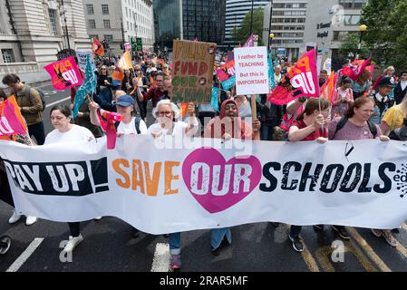 London, Großbritannien. 5. Juli 2023. Streikende Lehrer der Nationalen Bildungsunion (NEU) marschieren durch das Zentrum Londons und fordern höhere Löhne und Gehälter als die Inflation und eine bessere Finanzierung der Schulen. Kredit: Ron Fassbender/Alamy Live News Stockfoto