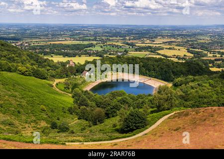 British Camp Reservoir und Little Malvern Priory, Malverns, Worcestershire Stockfoto