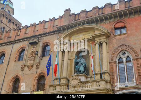 Fassade des Palazzo d'Accursio in Bologna, Italien, mit Bronzestatue des bolognesischen Papstes Gregory XIII Stockfoto