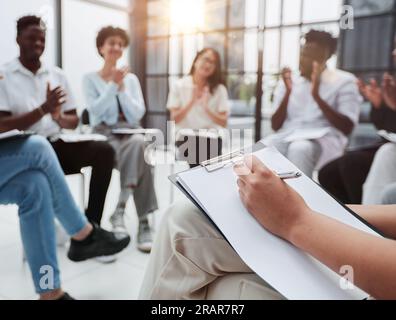 Praktikanten, die an einer Schulung für Business-Teams in einem Co-Büro teilnehmen. Positive Stimmung und unterhaltsame Session. Stockfoto