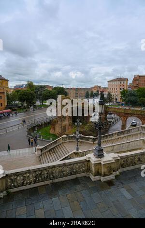 Blick von Pincios Treppe und dem Montagnola-Brunnen auf die Stadt in Bologna, Italien Stockfoto