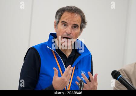 Futaba, Japan. 5. Juli 2023. RAFAEL MARIANO GROSSI, Generaldirektor der Internationalen Atomenergie-Organisation, spricht auf einer Pressekonferenz im beschädigten Fukushima-Kernkraftwerk in Okuma im Nordosten Japans. (Credit Image: © POOL via ZUMA Press Wire) NUR REDAKTIONELLE VERWENDUNG! Nicht für den kommerziellen GEBRAUCH! Stockfoto