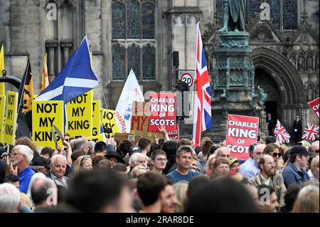 Edinburgh, Schottland, Großbritannien. 5. Juli 2023 Massen und rivalisierende Gruppen der Pro- und Anti-Monarchie versammeln sich auf der Royal Mile, bevor König Karl III. Bei einem National Service of Thanksgiving in der St Giles Cathedral mit den Honours of Scotland präsentiert wird. Kredit: Craig Brown/Alamy Live News Stockfoto