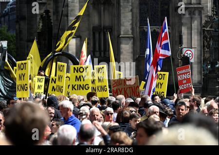 Edinburgh, Schottland, Großbritannien. 5. Juli 2023 Massen und rivalisierende Gruppen der Pro- und Anti-Monarchie versammeln sich auf der Royal Mile, bevor König Karl III. Bei einem National Service of Thanksgiving in der St Giles Cathedral mit den Honours of Scotland präsentiert wird. Kredit: Craig Brown/Alamy Live News Stockfoto