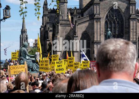 Edinburgh, Schottland, Großbritannien. 5. Juli 2023 Massen und rivalisierende Gruppen der Pro- und Anti-Monarchie versammeln sich auf der Royal Mile, bevor König Karl III. Bei einem National Service of Thanksgiving in der St Giles Cathedral mit den Honours of Scotland präsentiert wird. Kredit: Craig Brown/Alamy Live News Stockfoto