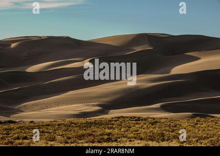 Riesige Sanddünen bei Sonnenuntergang im Great Sand Dunes National Park in Colorado, USA Stockfoto