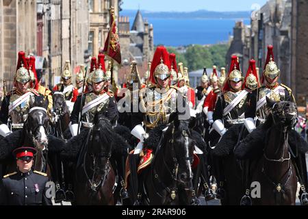 Die Kings Life Guard der Haushaltskavallerie fahren die Royal Mile entlang auf dem Weg zum Nationaldienst von Thanksgiving und zur Widmung für König Karl III. Und Königin Camilla und zur Präsentation der Ehren von Schottland in der St. Giles' Cathedral. Bilddatum: Mittwoch, 5. Juli 2023. Stockfoto