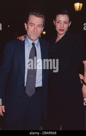 Robert De Niro und Tochter Drena De Niro nehmen am 7. Mai 2002 am 1. Vanity Fair Tribeca Film Festival im State Supreme Courthouse in New York City Teil. Foto: Henry McGee/MediaPunch Stockfoto