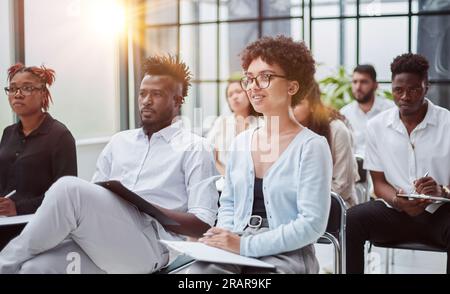 Geschäftsleute, Die Im Konferenzraum Diskutieren Stockfoto