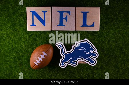 27. Januar 2023, Canton, USA. Das Emblem des Detroit Lions Fußballclubs auf dem grünen Rasen des Stadions. Stockfoto