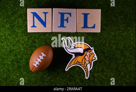 27. Januar 2023, Canton, USA. Das Emblem des Minnesota Vikings Fußballclubs auf dem grünen Rasen des Stadions. Stockfoto