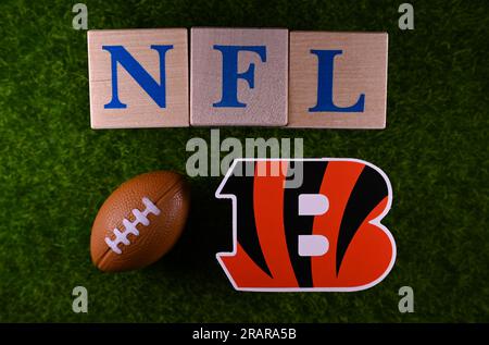 27. Januar 2023, Canton, USA. Das Emblem des Fußballclubs Cincinnati Bengals auf dem grünen Rasen des Stadions. Stockfoto