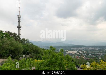 Almaty, Kasachstan. Der Almaty Television Tower befindet sich an den hohen Hängen des Kok Tobe Berges südöstlich der Innenstadt von Almaty Stockfoto