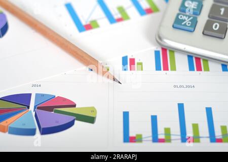 Finanzdiagramme auf Tisch und Bleistift Stockfoto