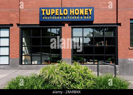 Pittsburgh, PA, USA - 21. Mai 2023: Tupelo Honey Southern Kitchen and Bar at W Station Square. Hauptsitz in Asheville, North Carolina, dem Resturur Stockfoto