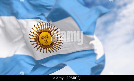 Argentinische Nationalflagge flattert im Wind an einem sonnigen Tag. Drei gleich große blaue und weiße horizontale Streifen mit der Sonne von Mai in der Mitte. 3D illus Stockfoto