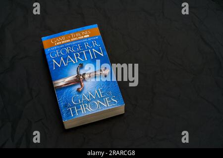 A Game of Thrones von George R. R. Martin auf dunkler Oberfläche. Lahti, Finnland. 18. Juni 2023. Stockfoto