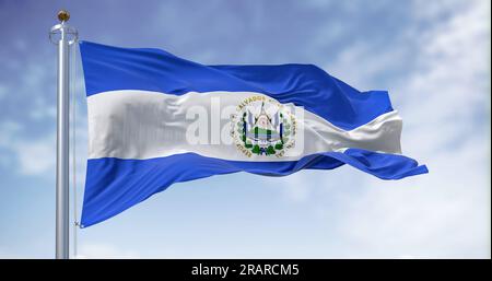 Die Nationalflagge von El Salvador winkt an einem klaren Tag. Drei horizontale Streifen in Blau und Weiß mit dem Wappen in der Mitte. Zentralamerika Stockfoto