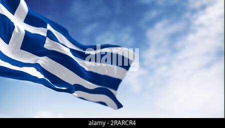 Die Nationalflagge Griechenlands winkt an klaren Tagen im Wind. Blau-weiße Streifen mit einem blauen Kanton mit weißem Kreuz. Rendern der 3D-Darstellung. Fl Stockfoto