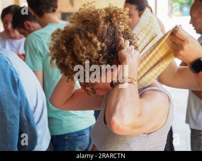 Frau mit entzündungshemmender warmer Kompression im Nacken zur Schmerzlinderung Stockfoto