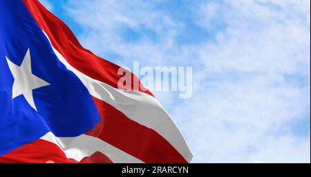Die Flagge von Puerto Rico winkt im Wind an klaren Tagen. Puerto Rico ist eine karibische Insel und ein nicht eingetragenes Gebiet der Vereinigten Staaten. 3D illustr Stockfoto