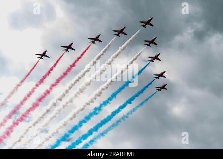 Edinburgh, Schottland. 5. Juli 2023 Die Roten Pfeile fliegen über Edinburgh als Teil der Feiern von König Karl III. König Karl II. In Edinburgh wird in der St. Giles Cathedral mit den Ehren von Schottland überreicht. Kredit: Tim J. Gray/Alamy Live News Stockfoto