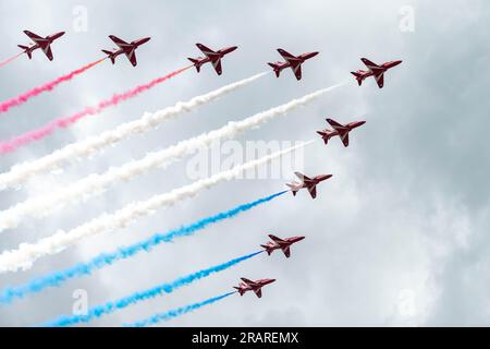 Edinburgh, Schottland. 5. Juli 2023 Die Roten Pfeile fliegen über Edinburgh als Teil der Feiern von König Karl III. König Karl II. In Edinburgh wird in der St. Giles Cathedral mit den Ehren von Schottland überreicht. Kredit: Tim J. Gray/Alamy Live News Stockfoto