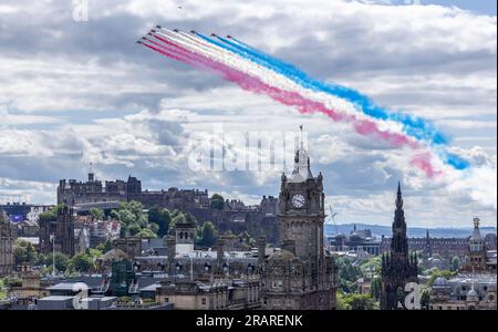 Edinburgh, Vereinigtes Königreich. 05. Juli 2023 abgebildet: Das Team der Red Arrows fliegt über Edinburgh Castle als Teil der Veranstaltungen zur Krönung von König Karl III. Und Königin Camilla. Kredit: Rich Dyson/Alamy Live News Stockfoto