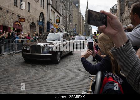 Edinburgh, Schottland, 5. Juli 2023. Seine Majestät König Karl III. Geht die Royal Mile High Street entlang, während Schottland am 5. Juli 2023 die königliche Krönung in Edinburgh, Schottland, markiert. Foto: Jeremy Sutton-Hibbert/Alamy Live News Stockfoto