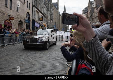 Edinburgh, Schottland, 5. Juli 2023. Seine Majestät König Karl III. Geht die Royal Mile High Street entlang, während Schottland am 5. Juli 2023 die königliche Krönung in Edinburgh, Schottland, markiert. Foto: Jeremy Sutton-Hibbert/Alamy Live News Stockfoto