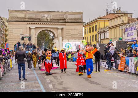 Crema, Italien - 26. Februar 2023: Karnevalsparade mit Tänzern in Kostümen und Menschenmenge in Crema, Lombardei, Norditalien Stockfoto