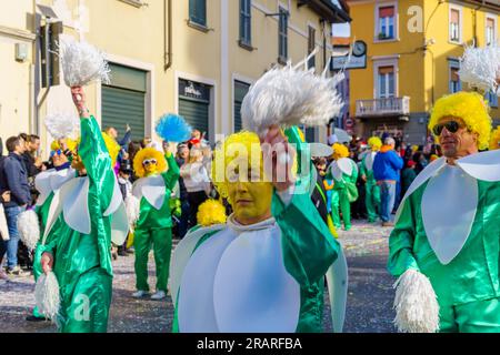 Cantu, Italien - 25. Februar 2023: Karnevalsparade, Tänzergruppe und Menschenmenge in Cantu, Lombardei, Norditalien Stockfoto