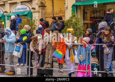 Crema, Italien - 26. Februar 2023: Zuschauer in Kostümen nehmen an der Karnevalsparade in Crema, Lombardei, Norditalien Teil Stockfoto