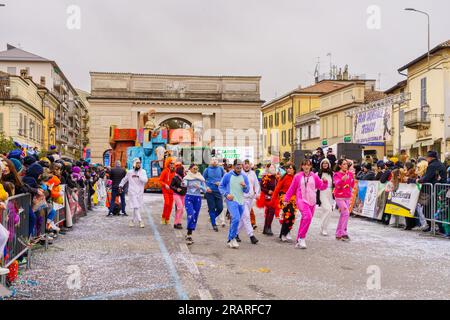 Crema, Italien - 26. Februar 2023: Karnevalsparade mit Tänzern in Kostümen, allegorischen Figurenwagen und Menschenmenge in Crema, Lombardei, Norditalien Stockfoto