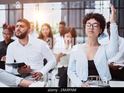 Business-Konferenz und Präsentation. Publikum im Konferenzsaal. Stockfoto