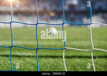 Fußball-Torpfosten mit Netz, Rückansicht. Stockfoto