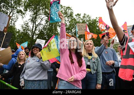 Parliament Square, London, Großbritannien. 5. Juli 2023. DIE Rallye AM NEUEN Streiktag fordert eine faire Bezahlung der britischen Regierung für Lehrer, die die Lehrer, die unser Bildungssystem benötigt, nicht richtig einstellen und halten können und die britische Bildung angemessen finanzieren. Einstellung des Austauschs nicht qualifizierter Lehrer. Kredit: Siehe Li/Picture Capital/Alamy Live News Stockfoto