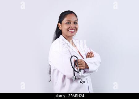 Porträt eines glücklichen indischen Arztes in Uniform mit Stethoskop und Brille. Stethoskop. Arzt im Schnurrbart. Gesundheitswesen und Arzt. Stockfoto