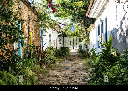 Fire Street, Rua do Fogo in Paraty, Brasilien mit Kolonialhäusern und Straßen im historischen Zentrum von Paraty, Rio de Janeiro, Brasilien Stockfoto