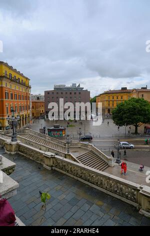 Blick von Pincios Treppe und dem Montagnola-Brunnen auf die Stadt in Bologna, Italien Stockfoto